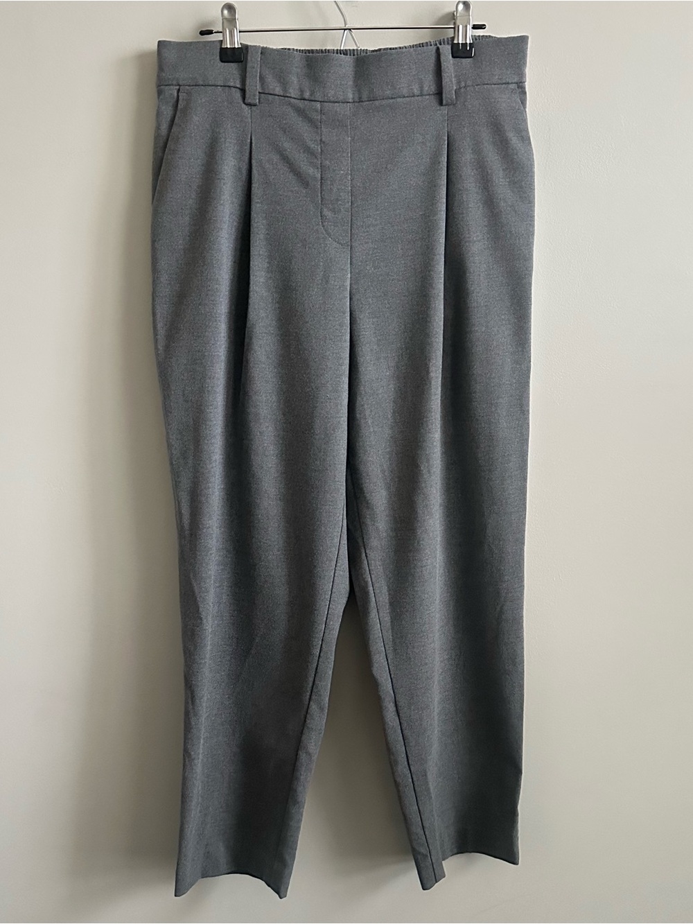 LOFT Grey Pleated Tapered Dress Pants Trouser (Medium) Excellent condition!